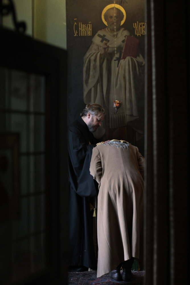 <br>©Laurent Carre/Wostok Press <br />
Nice . 07 janvier 2012 l''archipretre Nicolas Ozoline, nouveau recteur de l'eglise saint Nicolas dépendant désormais du patriarcat de Moscou et du diocese de Chersonese celebre la messe de noel russe avec de nombreux fideles apres la confession de certains d'entre eux. Une chorale accompagnait l'edifice. La messe s'est conclue par des baptemes. Nicolas Ozoline archipretre and New chancellor of Saint Nicolas cathedrale celebrate russian christmas mass with numerous fideles at Nice<br>