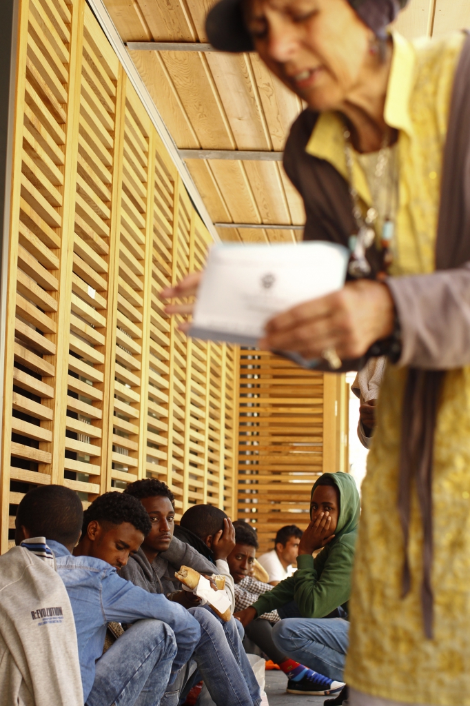 LC1225398 <br>Sisi distribue de la nourriture chaque jour aux migrants sur le parvis de la gare de Nice<br>