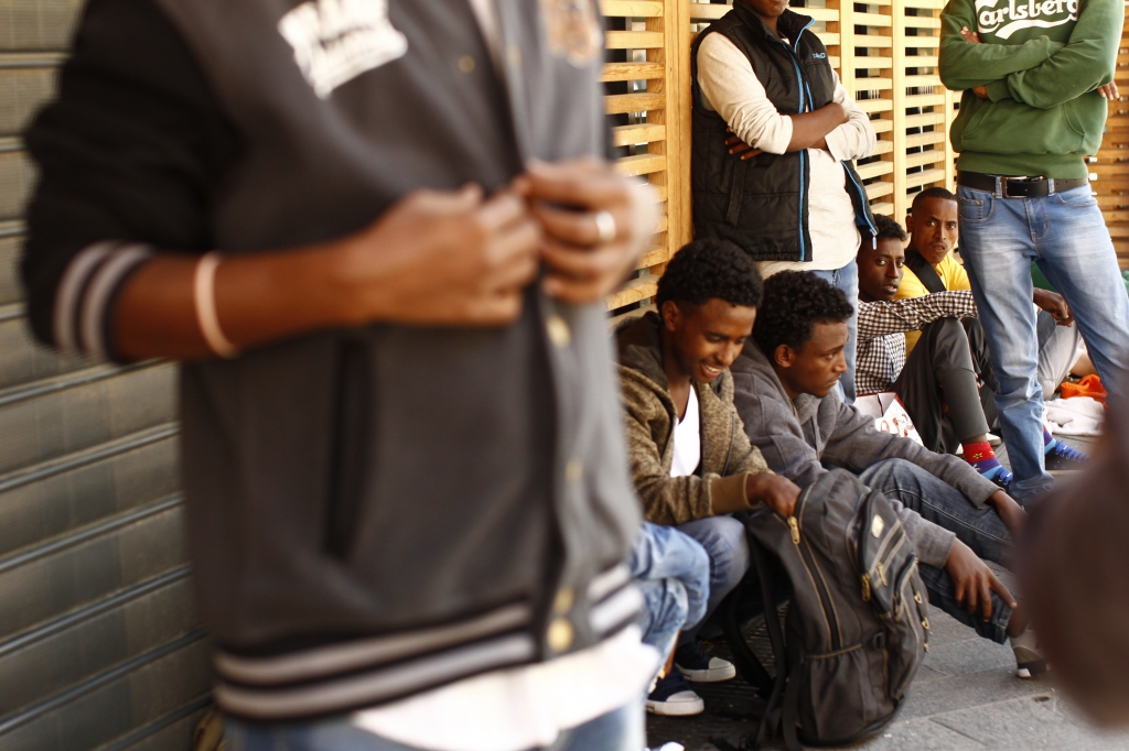 LC1225399 <br>migrants erythreens sur le parvis de la gare de Nice <br>
