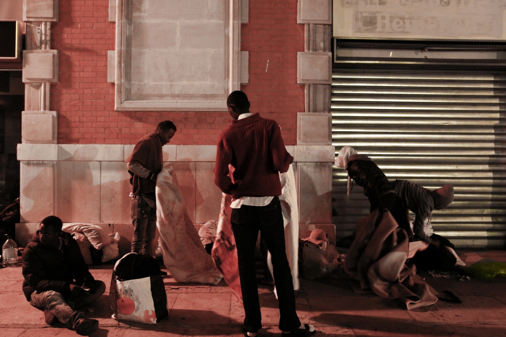 LC1225402 <br>Karem le soudanais ainsi que Haftom et Abel s'appretent à passer la nuit sur le parvis de la gare de Nice<br>