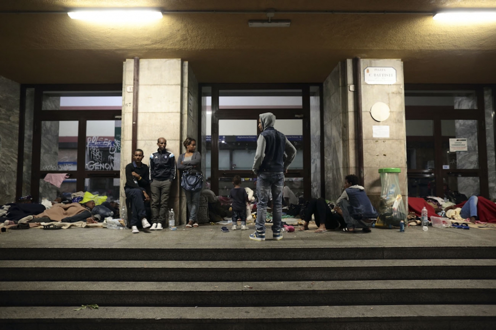 LC1225406 <br>migrants en gare de Vintimille en Italie prés de la frontiere franco-italienne.<br>
