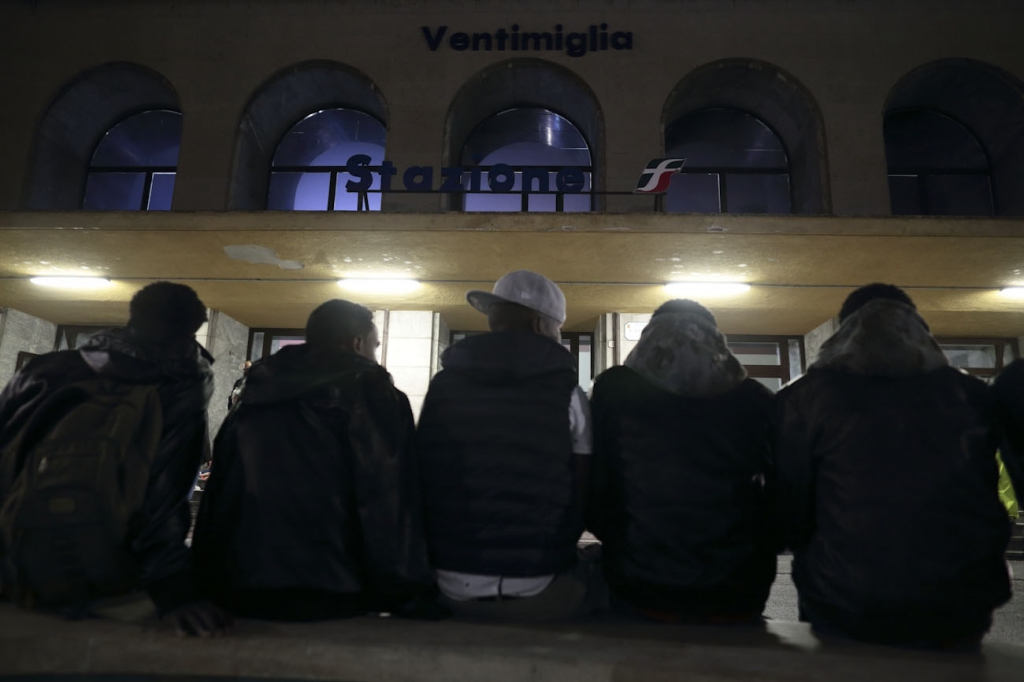 LC1225407 <br>migrants en gare de Vintimille en Italie prés de la frontiere franco-italienne.<br>