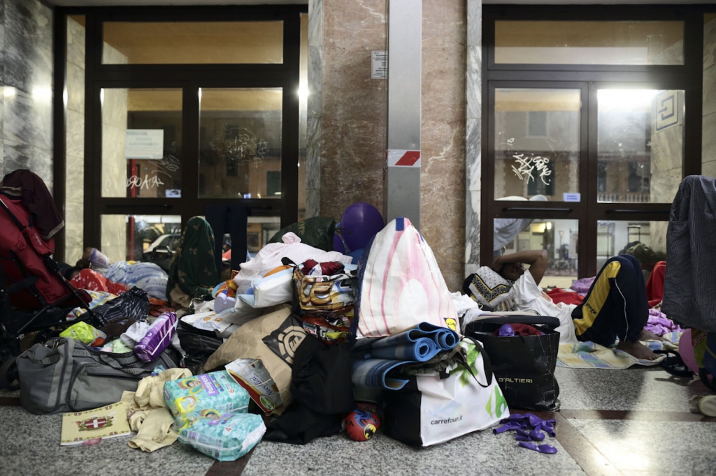 LC1225408 <br>migrants en gare de Vintimille en Italie prés de la frontiere franco-italienne.<br>