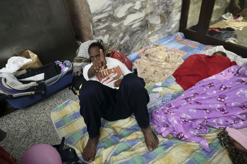 LC1225409 <br>migrants en gare de Vintimille en Italie prés de la frontiere franco-italienne.<br>