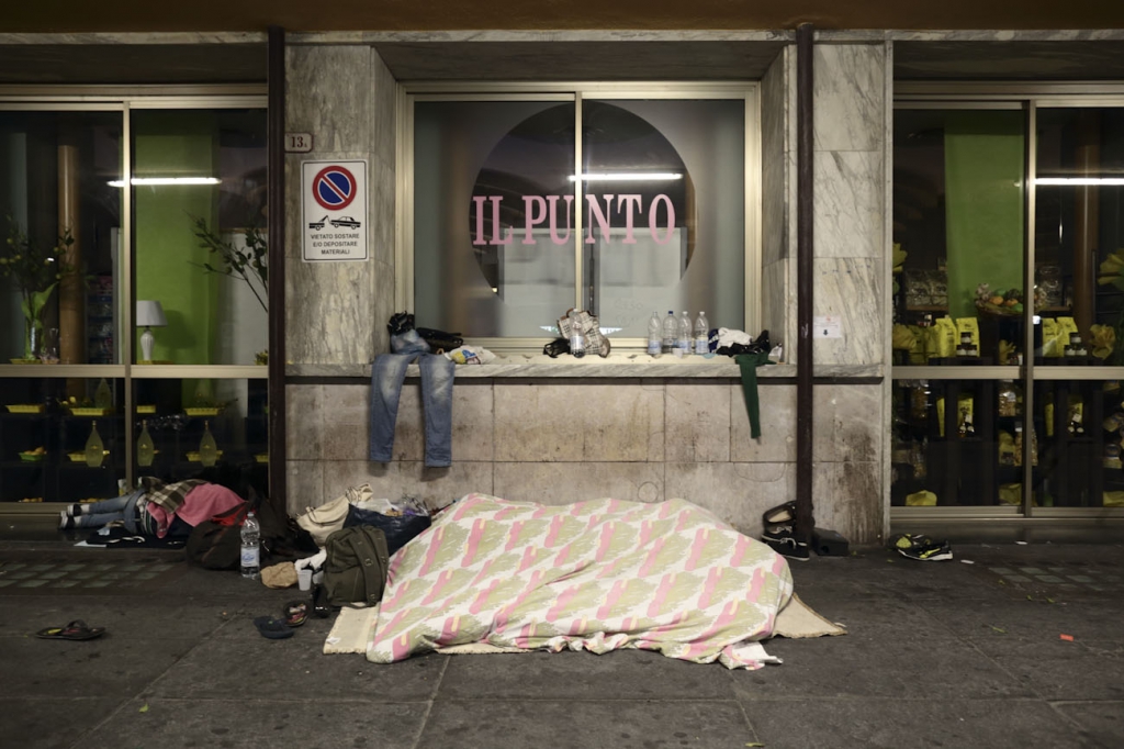 LC1225410 <br>migrants en gare de Vintimille en Italie prés de la frontiere franco-italienne.<br>
