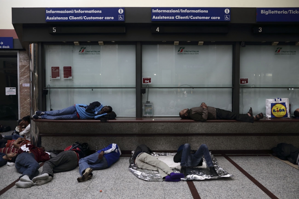 LC1225411 <br>migrants en gare de Vintimille en Italie prés de la frontiere franco-italienne.<br>