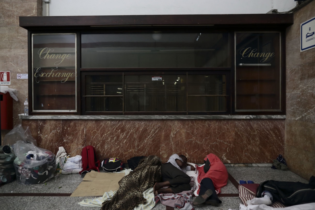 LC1225412 <br>migrants en gare de Vintimille en Italie prés de la frontiere franco-italienne.<br>