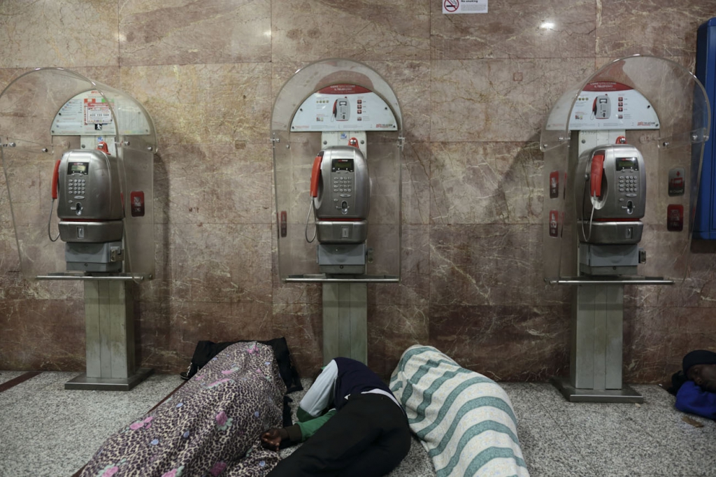 LC1225413 <br>migrants en gare de Vintimille en Italie prés de la frontiere franco-italienne.<br>