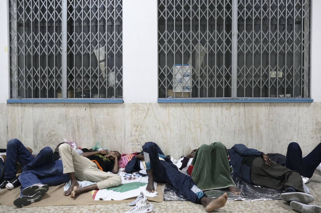 LC1225414 <br>migrants en gare de Vintimille en Italie prés de la frontiere franco-italienne.<br>