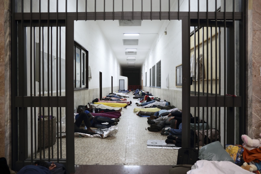 LC1225415 <br>migrants en gare de Vintimille en Italie prés de la frontiere franco-italienne.<br>