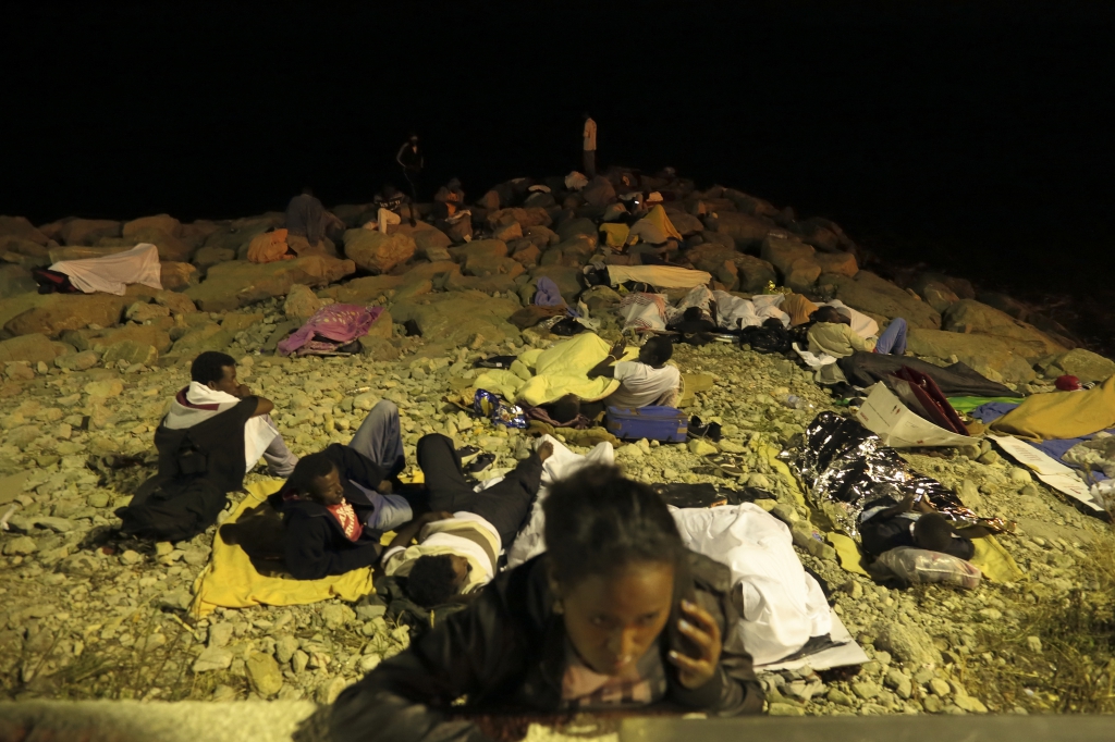LC1225418 <br>des migrants soudanais et erytrheens pour la plupart, passent la nuit sur la digue brise lames au poste frontiere de Menton .<br>