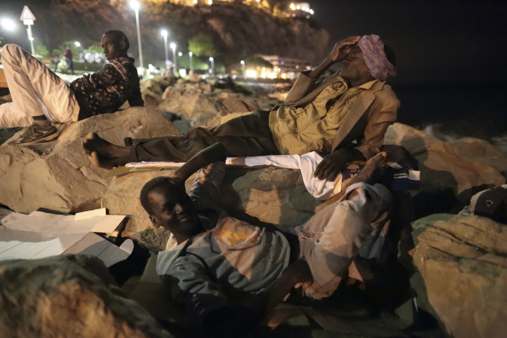 LC1225419 <br>des migrants soudanais et erytrheens pour la plupart, passent la nuit sur la digue brise lames au poste frontiere de Menton .<br>