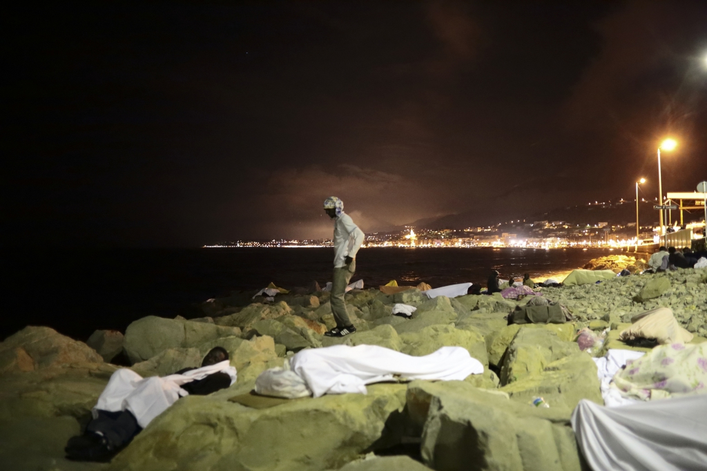 LC1225420 <br>des migrants soudanais et erytrheens pour la plupart, passent la nuit sur la digue brise lames au poste frontiere de Menton .<br>