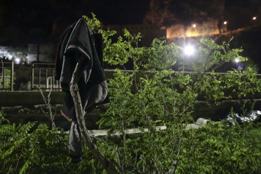 LC1225421 <br>des migrants soudanais et erytrheens pour la plupart, passent la nuit sur la digue brise lames au poste frontiere de Menton .<br>