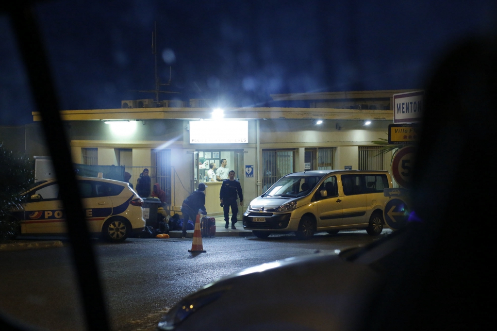 LC1559727 <br>poste de police ?a frontiere Saint Ludovic.des migrants se trouvent sur le cote du batiment<br>